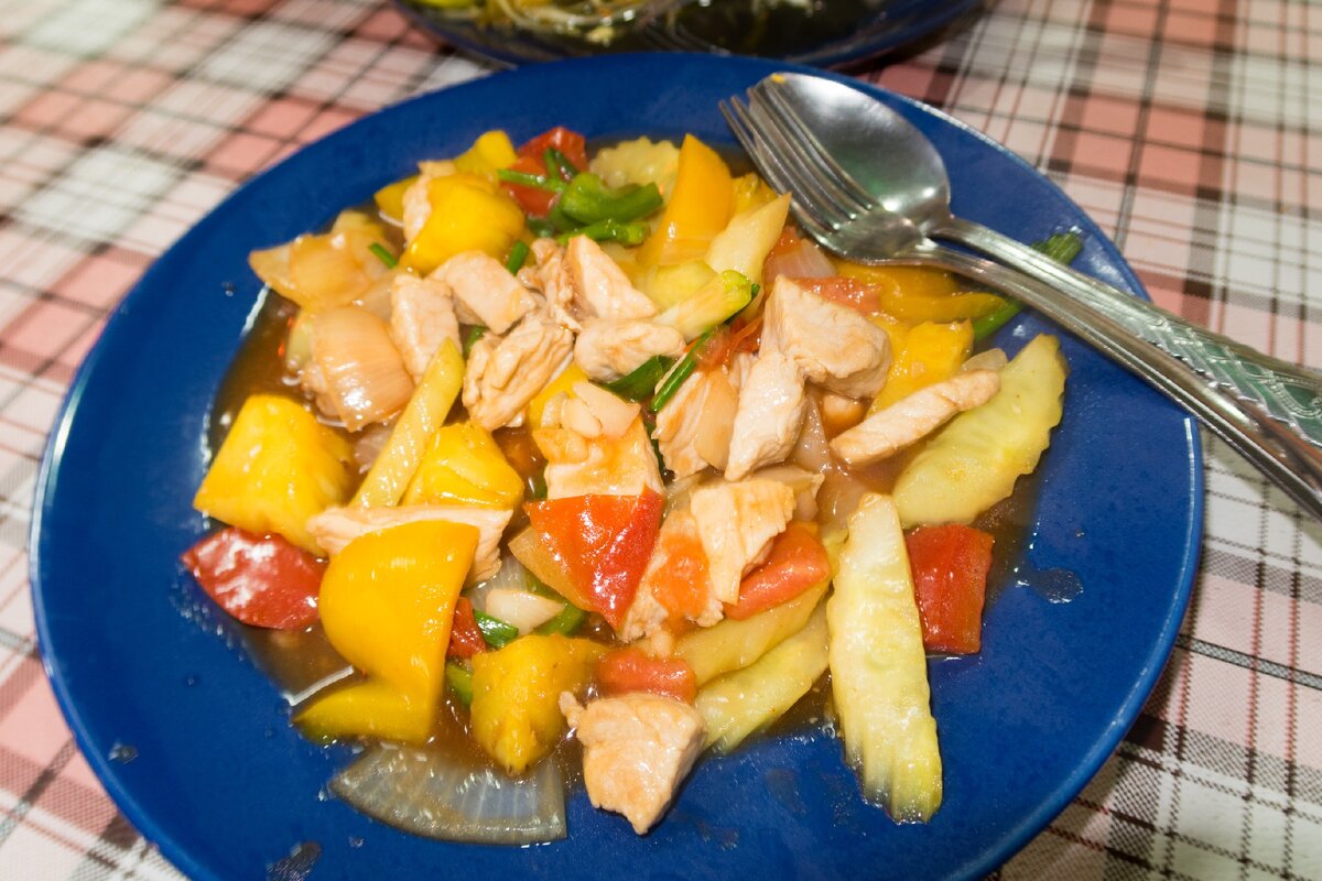 Пробуем салат из папайи, курицу в соусе пананг и свинину в кисло-сладком соусе в Паттайе. В какую сумму нам обошелся…