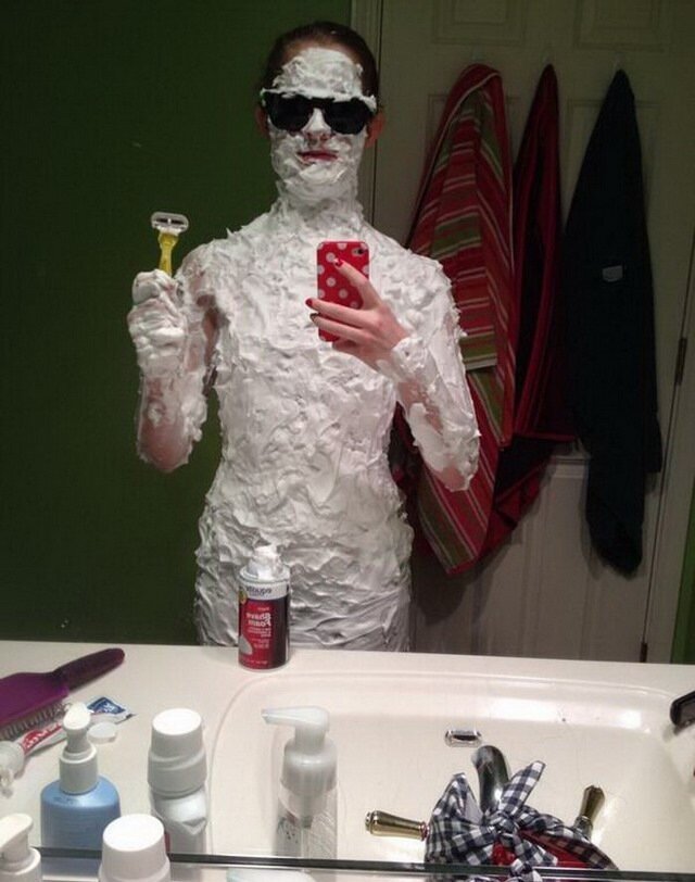 Девушка готовится к свиданию