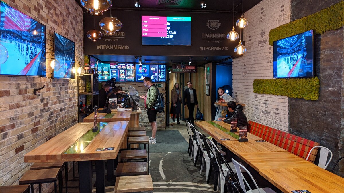 Внутри, вид на вход в заведение