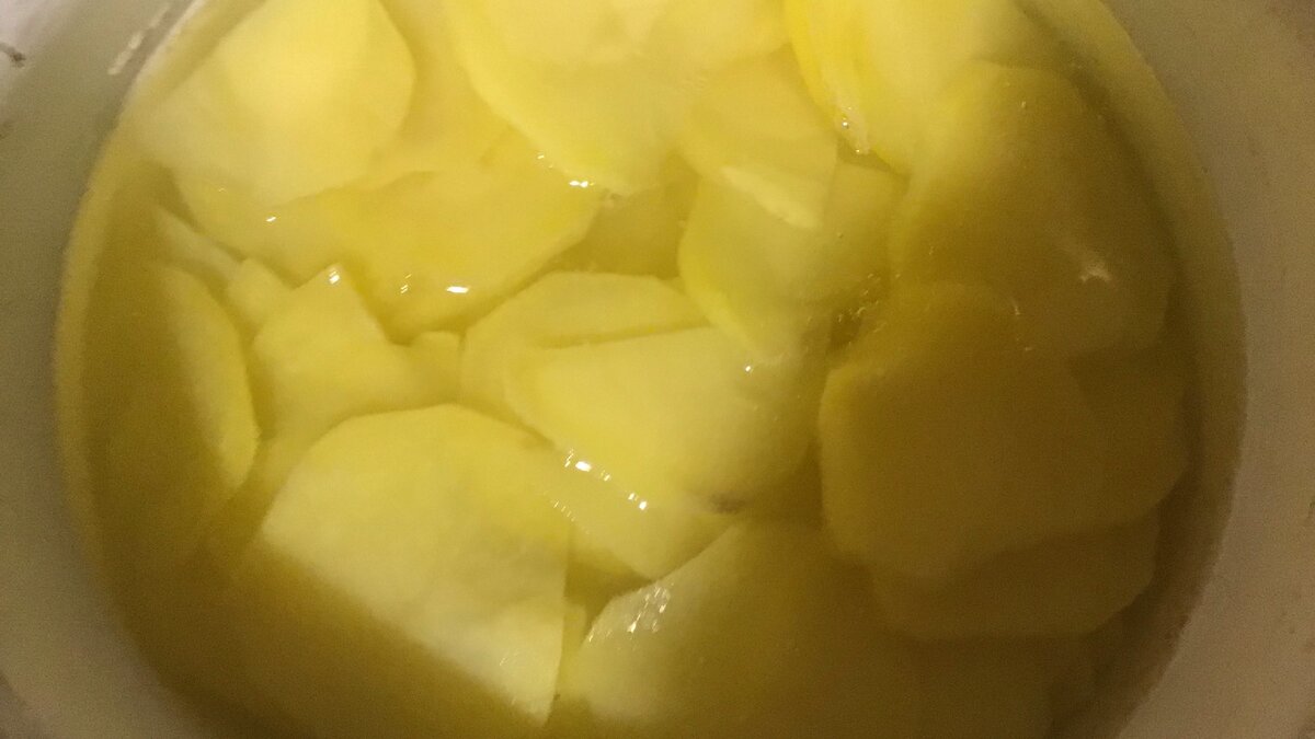 Натираю картофель на терке для капусты. 