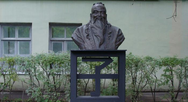 Памятник Конфуцию. Санкт-Петербург, подарен петербургскому университету госсоветом КНР по случаю открытия в сентябре 2007 года Института Конфуция в СПб. Фото взято из открытых источников Яндекс.