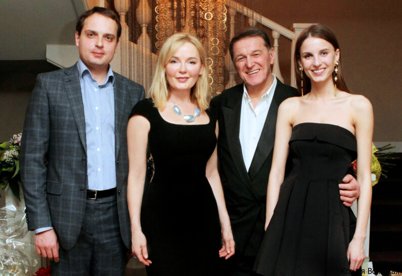 Лариса Вербицкая с мумужем и детьми