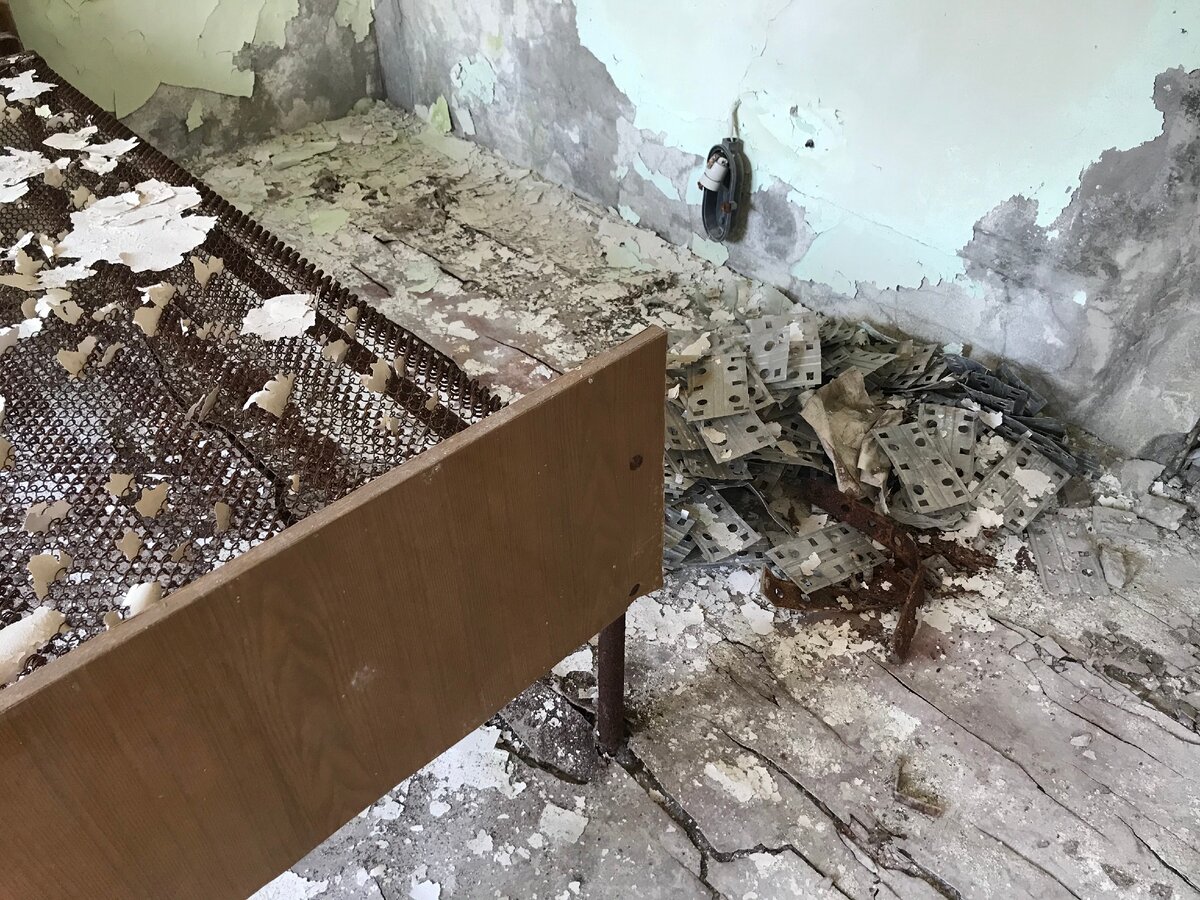 Настоящее логово мародёра: нашли в Припяти место, где проживали вандалы после эвакуации города