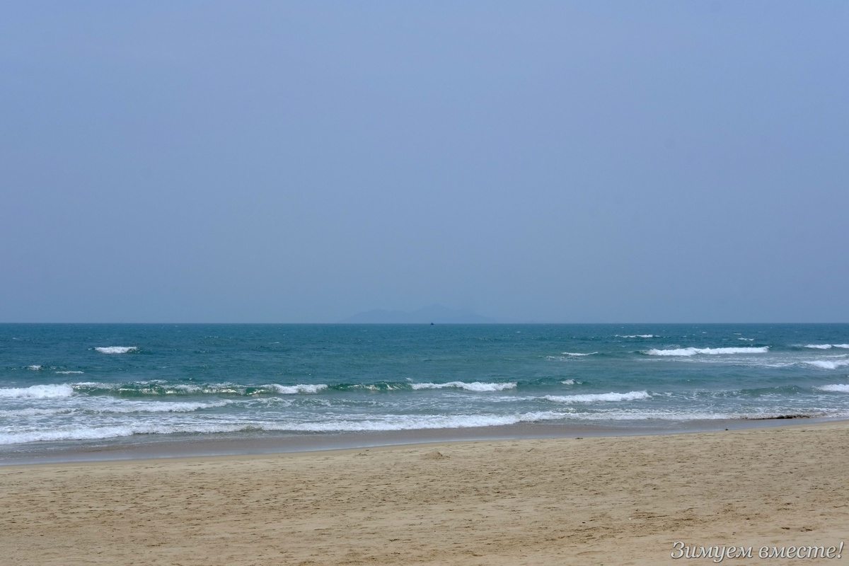 Сегодня даже остров видно, но размыто. Смотреть надо по центру, перед ним лодка.