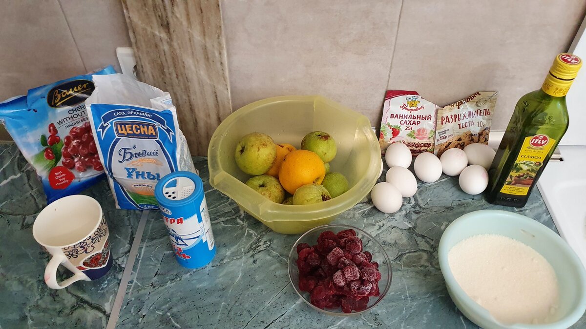Яйца, масло, яблоки, ванильный сахар, разрыхлитель теста, соль, сахар, мука, ягода