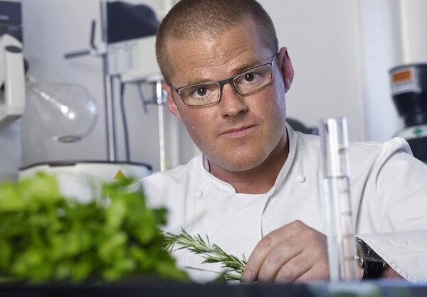 Повар-молекулярщик, любитель старинных блюд и авангардизма, смешения несочетаемого, автор «мясного мороженого» и жареных ананасов – вот такой он, Хестон Блюменталь. В мае 2015 года Блюменталю исполнилось 49 лет. Его любовь к экспериментам породила множество экстравагантных блюд. Хестон не устаёт придумывать что-то новое: похоже, что чопорная и сытная английская кухня не так сильно его вдохновляет, когда он решается разнообразить меню. С другой стороны, в ресторанах Блюменталя подают блюда, которые своей историей достигают 13 века!