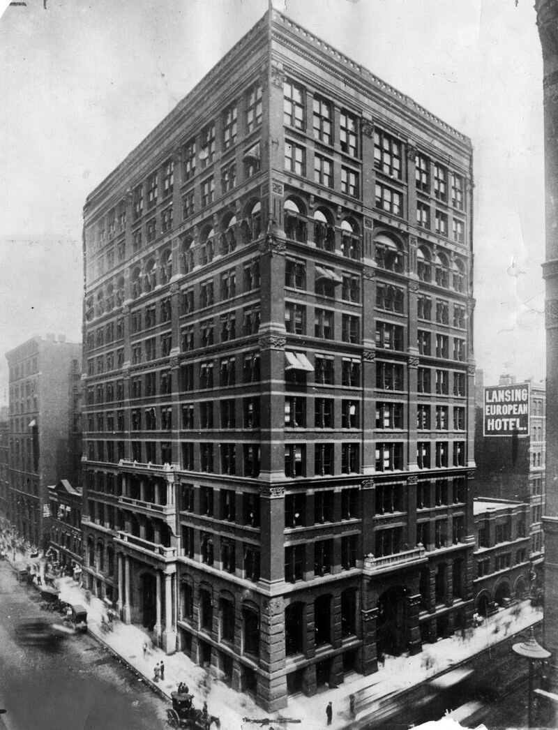 Home Insurance Building — первый в мире небоскреб, построенный в 1885 году в Чикаго по передовой в то время каркасной технологии. Высота — 55 метров