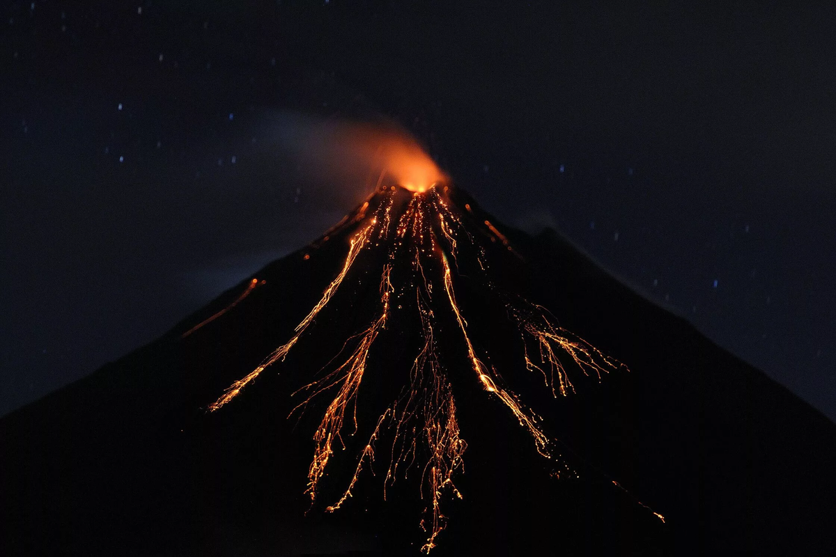 Самый древний вулкан. Вулкан Ареналь извержение. Вулкан Исалько. Попокатепетль извержение. Вулкан Килиманджаро извержение.