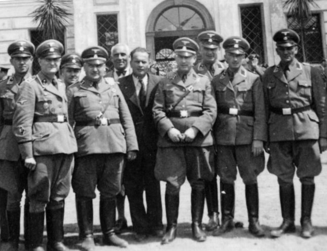 Офицеры СС и СД