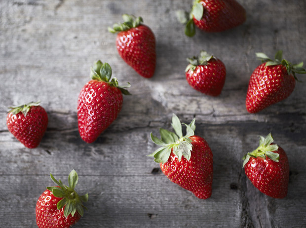 Принято считать, что главные источники витамина С или аскорбиновой кислоты – это лимоны, апельсины и, на крайний случай, чеснок. Меж тем, клубника намного более надежный источник этого вещества: в горстке этих ягод содержится больше витамина С, чем в одном апельсине.