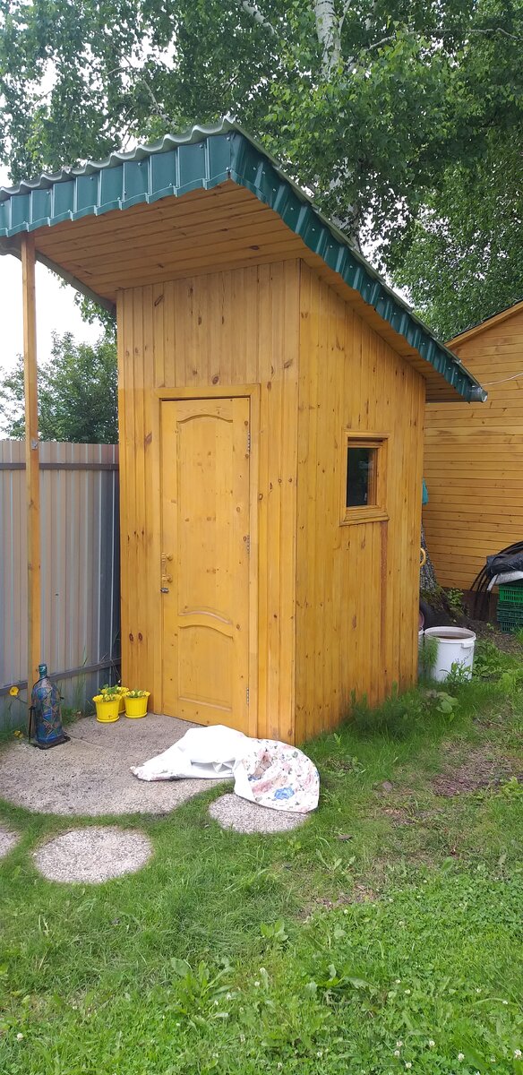 С виду обычный дачный туалет.