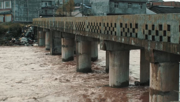 Добравшись до моста, они увидели нищего, который готовил еду под мостом. (Image: Screenshot / YouTube)
