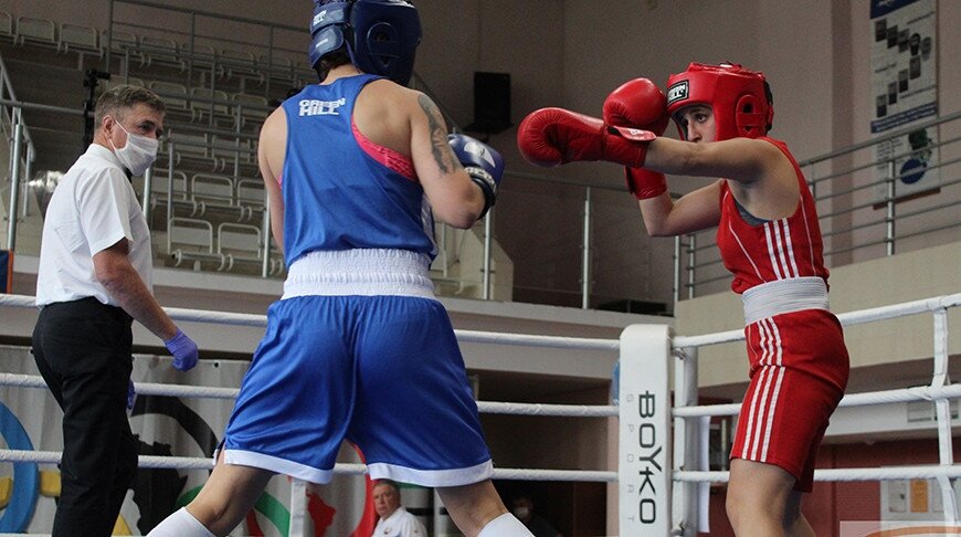 Спортсмены Гомельской области выиграли командный зачет Кубка Беларуси по боксу, который прошел в Гомеле, сообщили в пресс-службе Белорусской федерации бокса. 
Спортсмены из Гомельской области в сумме набрали 647 баллов, заняв первое место в зачете. Вторая позиция досталась представителям Минска, у которых на счету 385 баллов. Замкнули тройку сильнейших боксеры Витебской области, заработавшие 342 пункта.

На высшую ступень пьедестала почета в своих категориях поднимались Евгений Кармильчик (весовая категория 52 кг), Максим Паньков (56 кг), Антон Черномаз (60 кг), Дмитрий Асанов (64 кг), Евгений Долголевец (69 кг), Кирилл Самодуров (75 кг), Михаил Долголевец (81 кг), Владислав Смягликов (91 кг) и Вадим Мороз (свыше 91 кг).

Кубок Беларуси по боксу, который принимал Гомель, прошел при пустых трибунах. Во время соревнований были приняты все эпидемиологические и санитарные меры в соответствии с рекомендациями Минздрава Беларуси. Для болельщиков были организованы онлайн-трансляции.

Турнир в Гомеле стал первым стартом для представителей национальной команды после долгого перерыва. В споре за награды приняли участие практически все сильнейшие спортсмены страны. Для молодых атлетов состязания стали этапом отбора на сентябрьские Игры стран СНГ