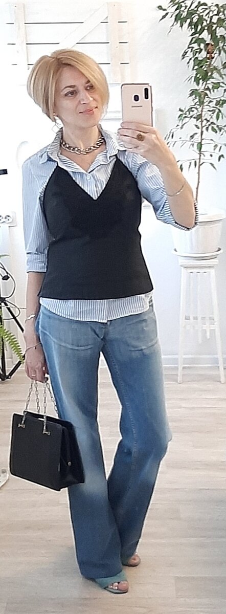 Рубашка, топ и джинсы.