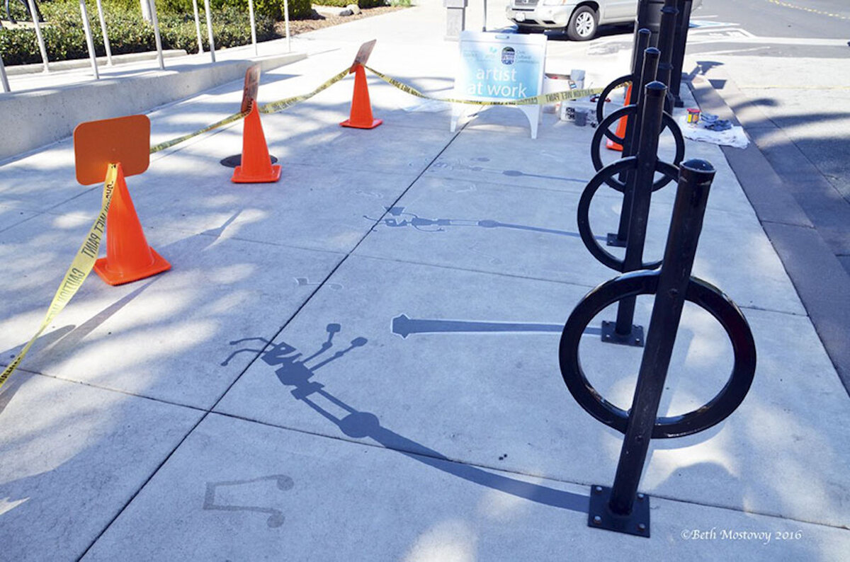 кот идет домой. инсталляция искусство. человек отбрасывает тень. борьба со страхом. странные тени.