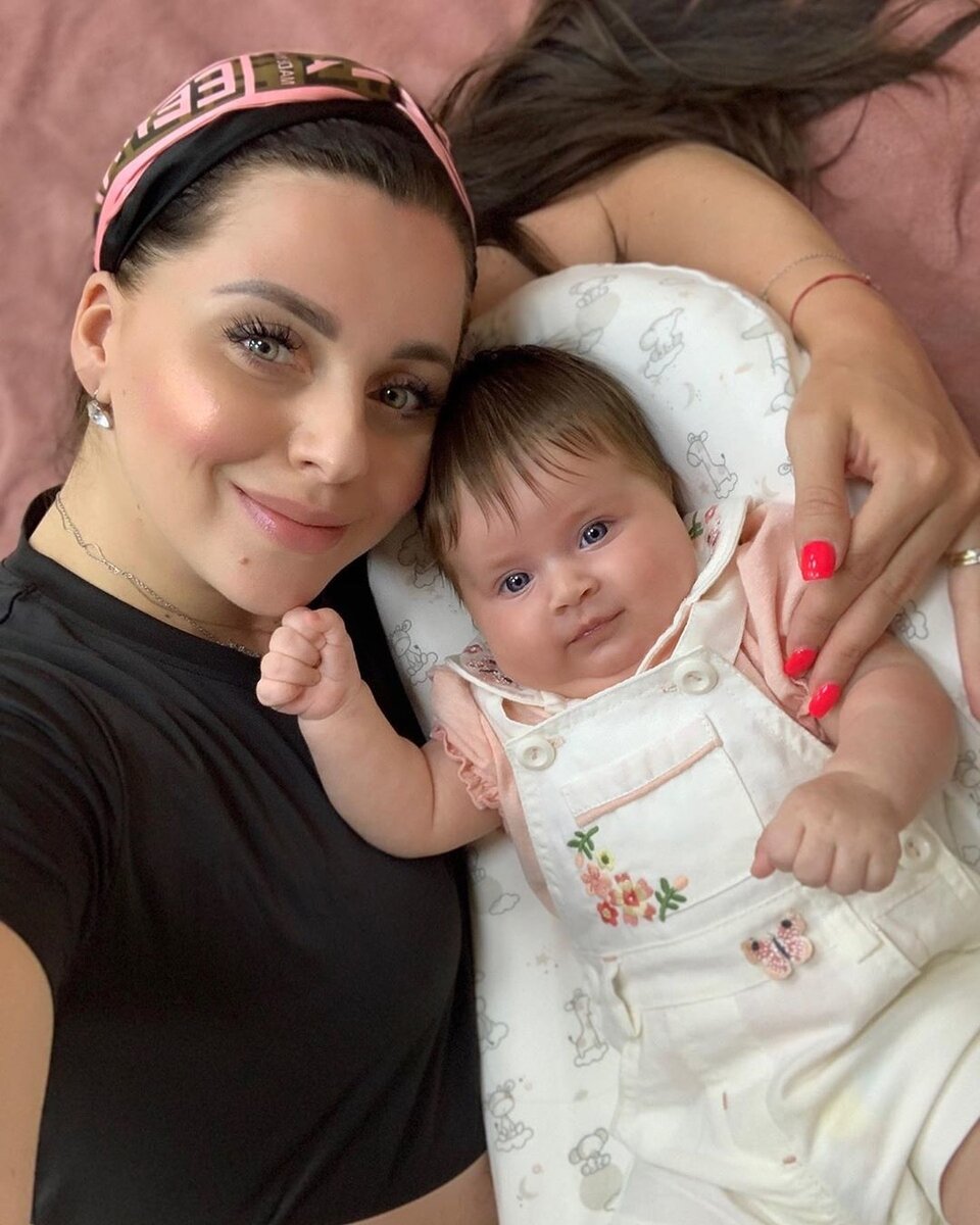 Ольга столкнулась с проблемой при кормлении грудью младшей дочки Софии
​Фото: «Инстаграм»
