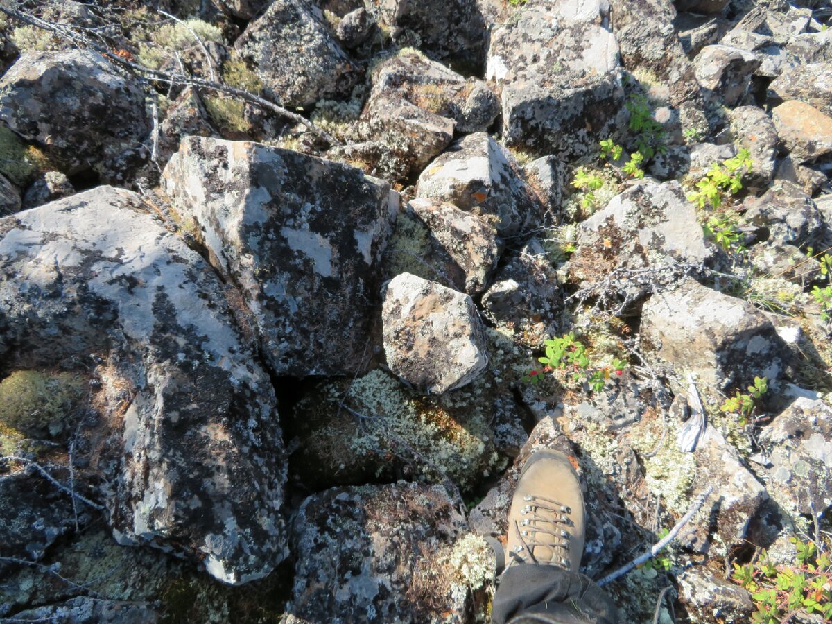 6-угольный камен. Таких тут много