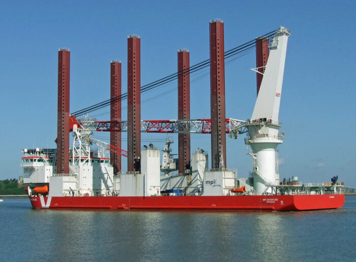 MPI Adventure помогает строить ВЭС, не боясь никаких штормов. /Фото: shipspotting.com