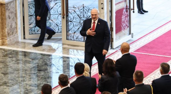 "По сведениям, главам аккредитованных в Беларуси дипломатических миссий приглашения не направлялись. Не поступало оно и российскому послу". 
- пресс-секретарь посольства РФ в Минске Алексей Маскалев.