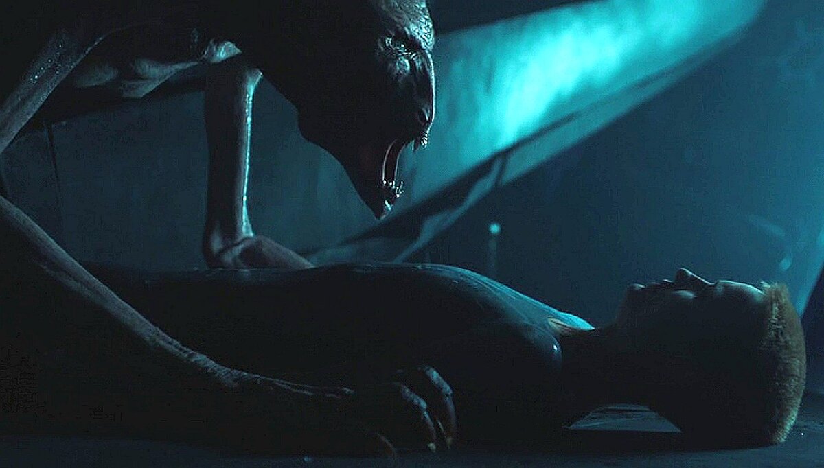 А вот и первые "чужие" наконец-то появились. Какая-то зверюга на четырех лапах напала на Мать. Она зверюгу прикончила. Это еще не самый страшный "чужой".