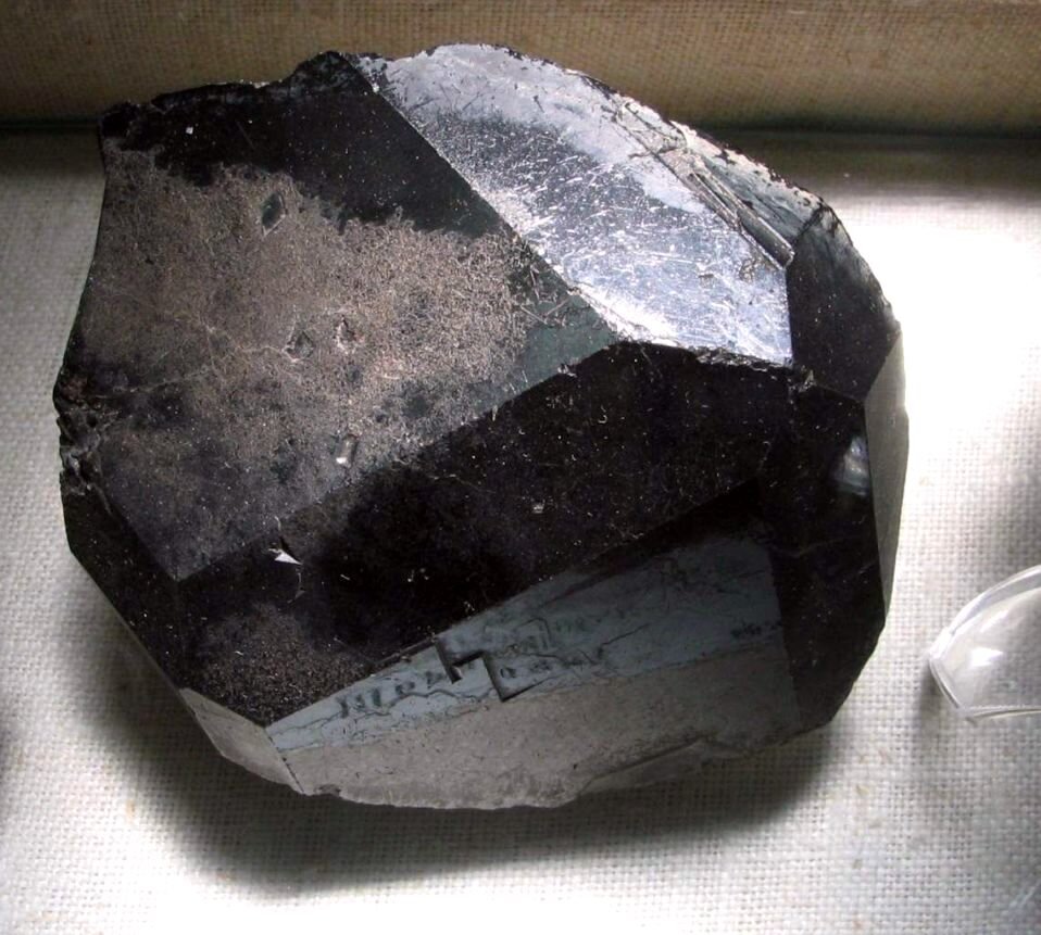 Титановый гранат - шорломит.  Автор: Евсеев А.А.