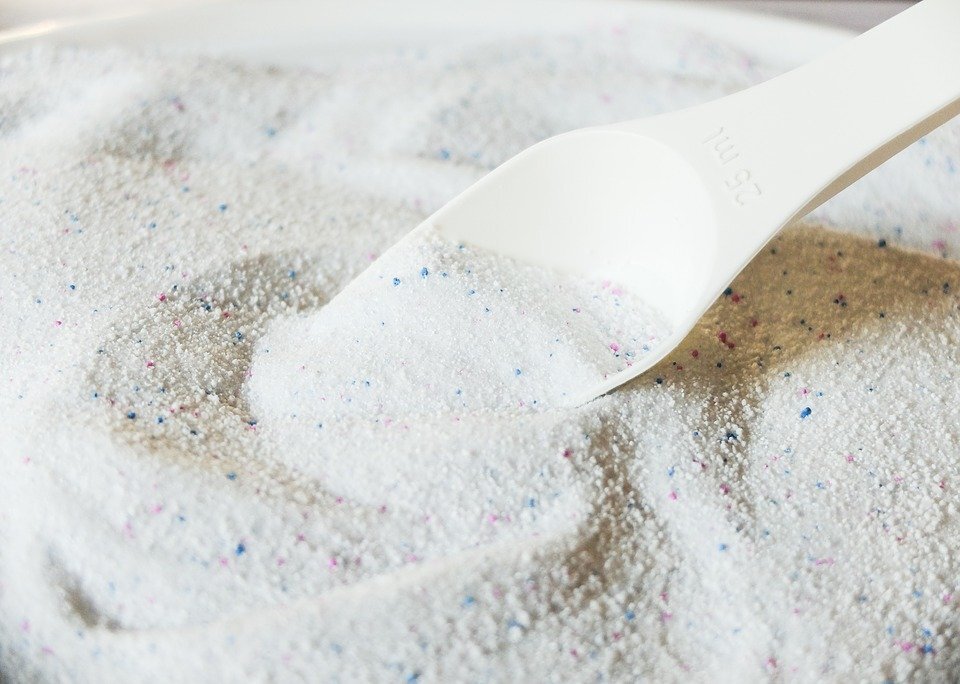 https://cdn.pixabay.com/photo/2016/07/06/06/53/washing-powder-1500058_960_720.jpg