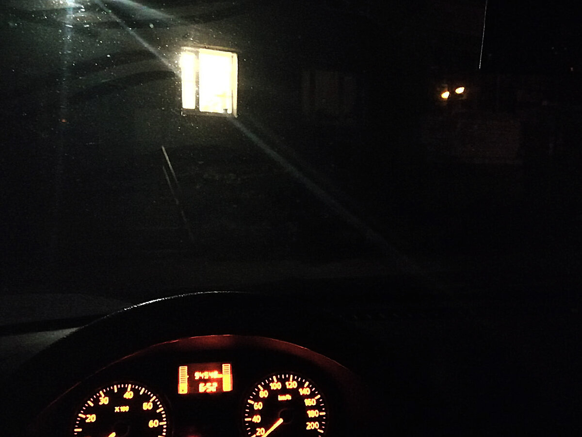 Там слева подъезд, видите? Я вот не вижу. А он есть, прям как тот суслик