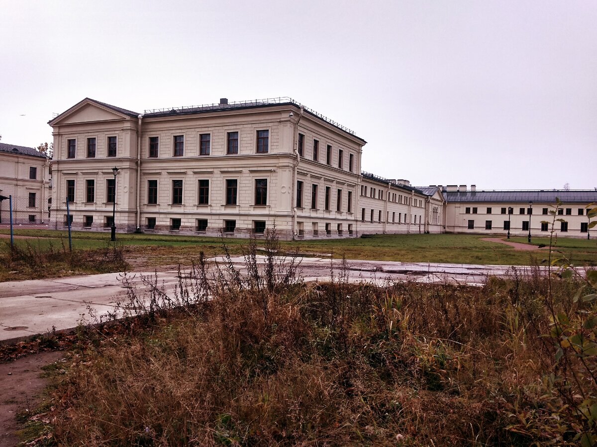 Главный учебный корпус, бывший конюшенный