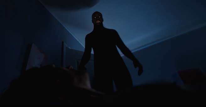 Сгустившаяся тьма, навалившаяся на грудь, гулкие шаги в пустом доме, внезапное прикосновение, мистическое ощущение чужого враждебного присутствия — такими бывают галлюцинации, возникающие при засыпании или пробуждении. Это не ночной кошмар — люди осознают, где находятся, видят привычную мебель и точно знают, что их глаза открыты. Частый спутник таких видений — сонный паралич, состояние, при котором невозможно пошевелить даже пальцем. Остается только смотреть, как черный человек движется по комнате, чтобы стиснуть пальцы на вашей шее.

В состоянии между сном и явью, когда человек находится в сознании, но мозг уже (или еще) транслирует сновидения, две картинки накладываются: люди четко видят привычную мебель в комнате и уверены, что не спят, но внезапно в знакомом дверном проеме появляется пугающий черный силуэт. Подобные галлюцинации не считаются психическим нарушением и не нуждаются в лечении.
