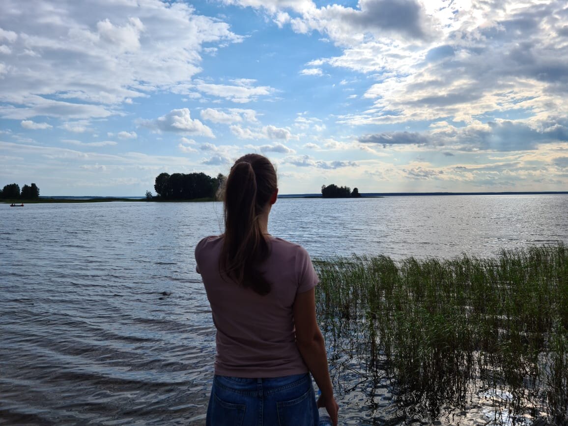 Стоя на берегу, ощущаешь себя песчинкой
