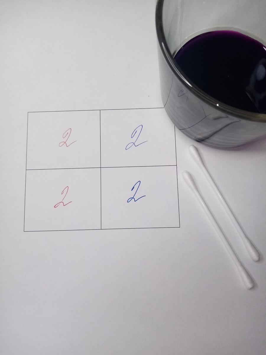 Две верхние цифры написаны шариковыми ручками, две нижние- гелиевыми