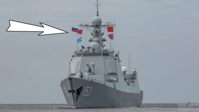 Российский флаг на китайском эсминце "Сиань", участвующем в военно-морском параде в Санкт-Петербурге, 2019 г. Фрагмент фотографии С. Аминова.