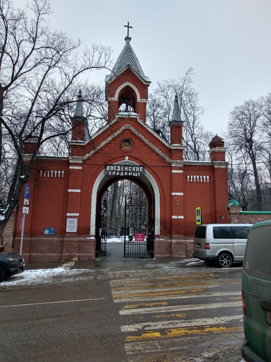 Один из главных входов так и манит посетить кладбище всех заинтересованных