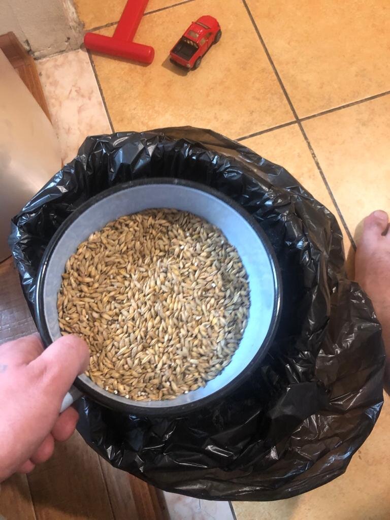 Просеиваю при помощи друшлака