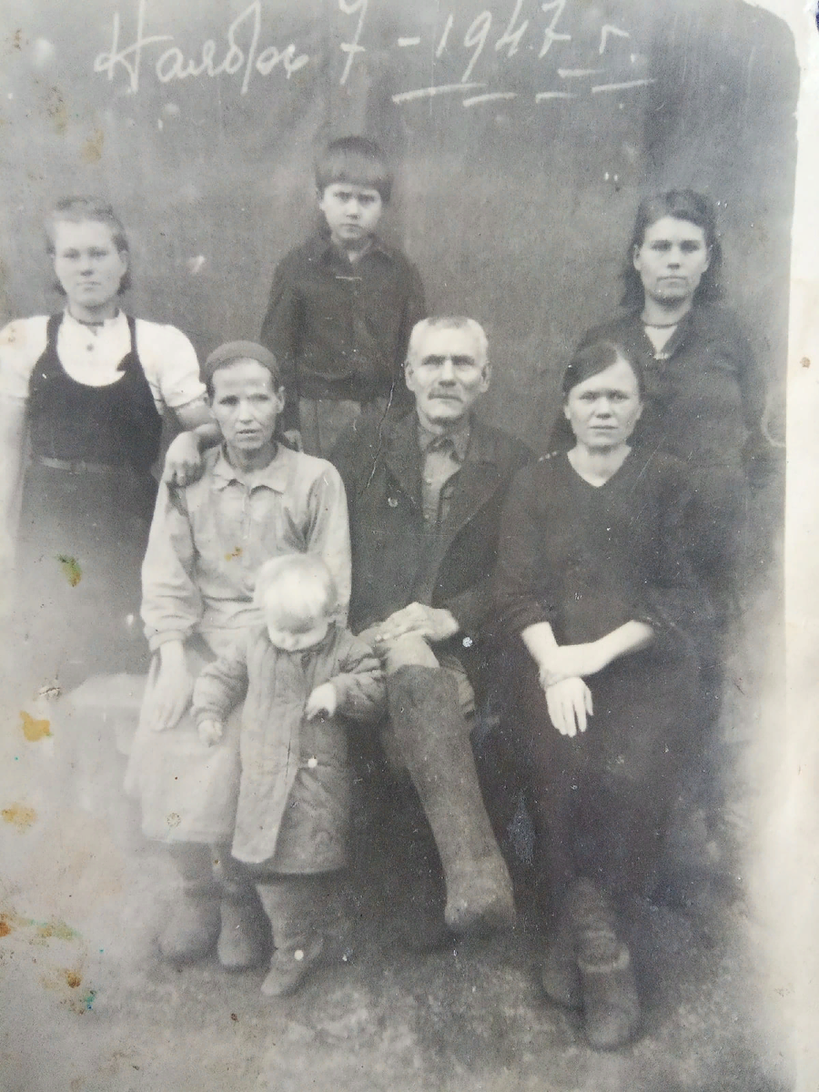 А ведь когда-то семья была большая... (фото автора). Нижний ряд, крайняя справа - бабушка Нюша.