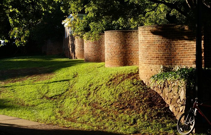 Изящные извилистые заборы делают не для красоты, а для экономии средств и материала. | Фото: twistedsifter.com/ twizz.ru.