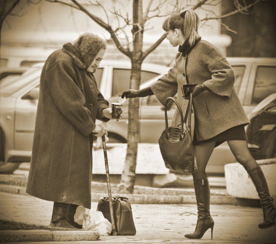 Подает милостыню. Милостыня в исламе. Надо ли подавать милостыню. Подаяние милостыни. Можно ли подавать милостыню.