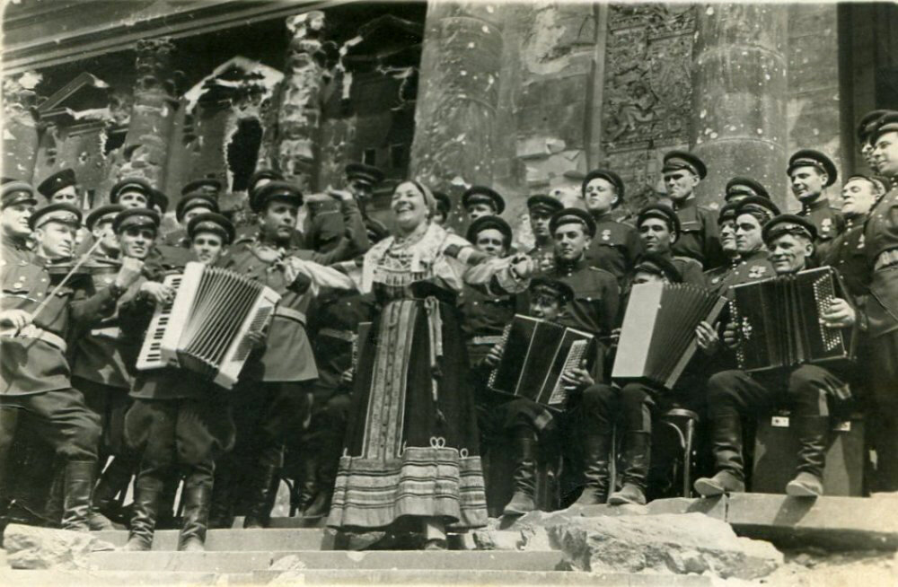 Лидия Русланова на ступеньках рейхстага. 1945 год