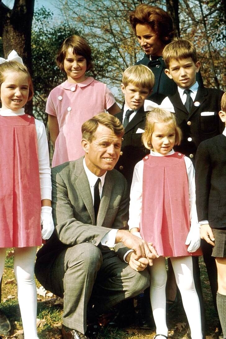 О членах семьи Кеннеди говорят разное. К примеру, Роберта Кеннеди часто называли безжалостным, упертым, замкнутым, застенчивым, беззаветно верным, непостоянным — и это все одновременно...-7