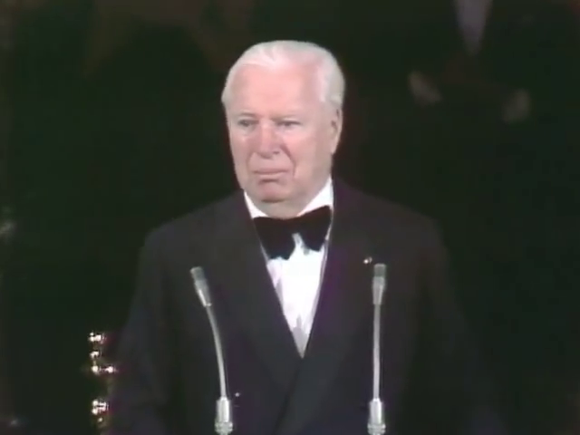 Чарльз Спенсер Чаплин в момент вручения ему почетного Оскара. 1972 год.