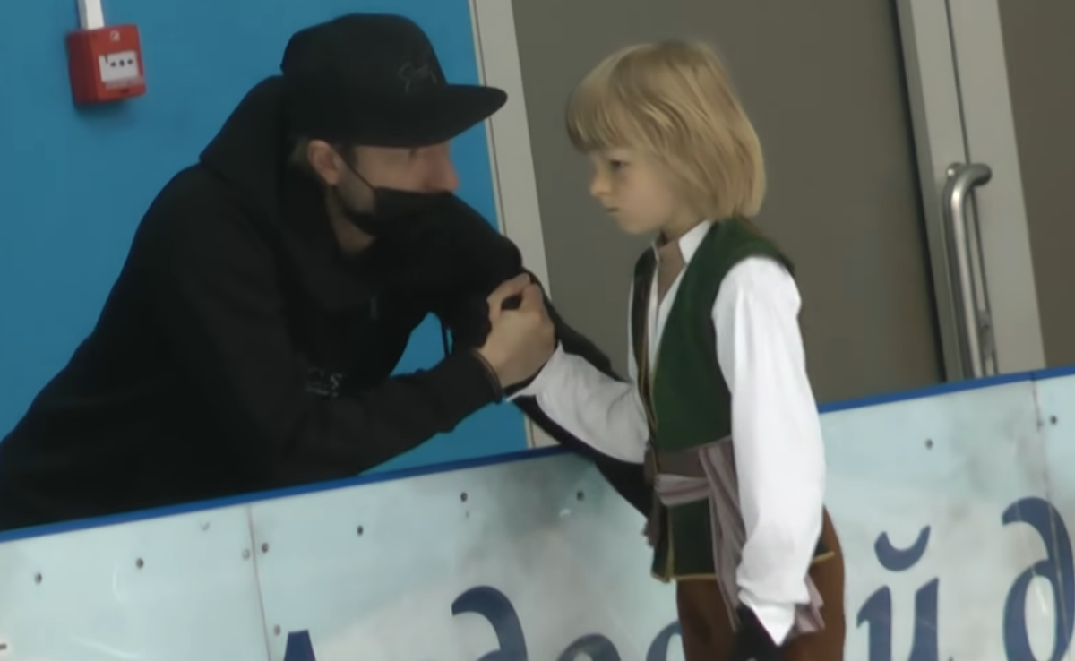 Евгений Плющенко с сыном Александром перед выступлением. Источник фото: YouTube канал anaiskaanais Irina.
