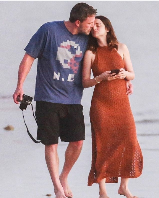 2020 год, Бену Аффлеку 47 лет, актрисе Анне де Армас 31 год