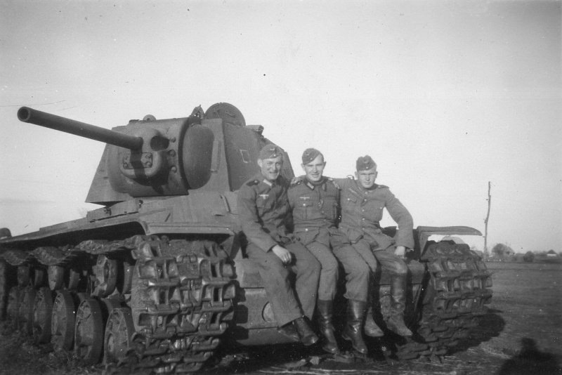 Немецкие танкисты и танк КВ-1