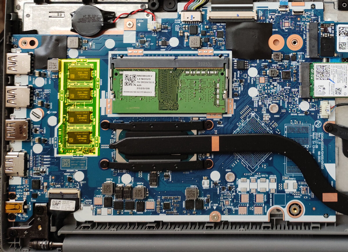 Желтым выделена оперативка, распаянная прямо на плате. Если она сломается, чинить ее будет проблематично. Вторая плашка уже в слоте правее. Фото автора.