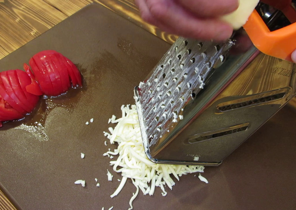 Натираем сыр