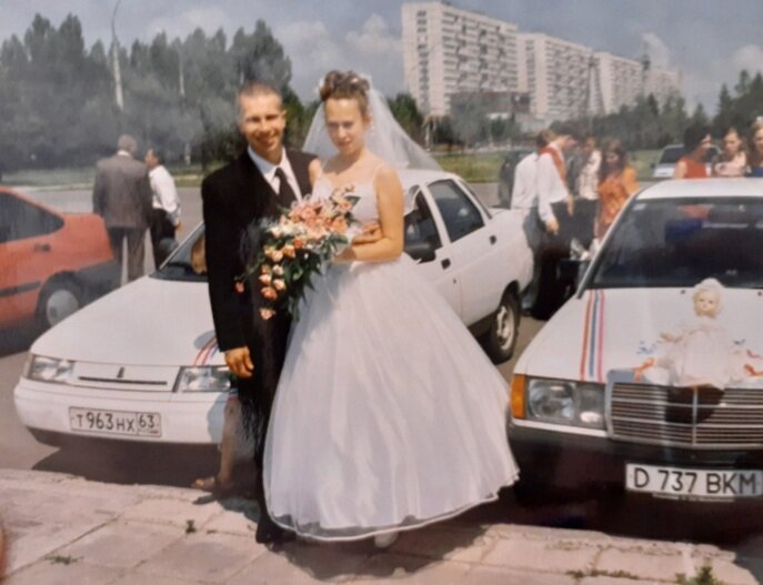 Иномарки - главный атрибут свадеб в 90е. Фото: автора.