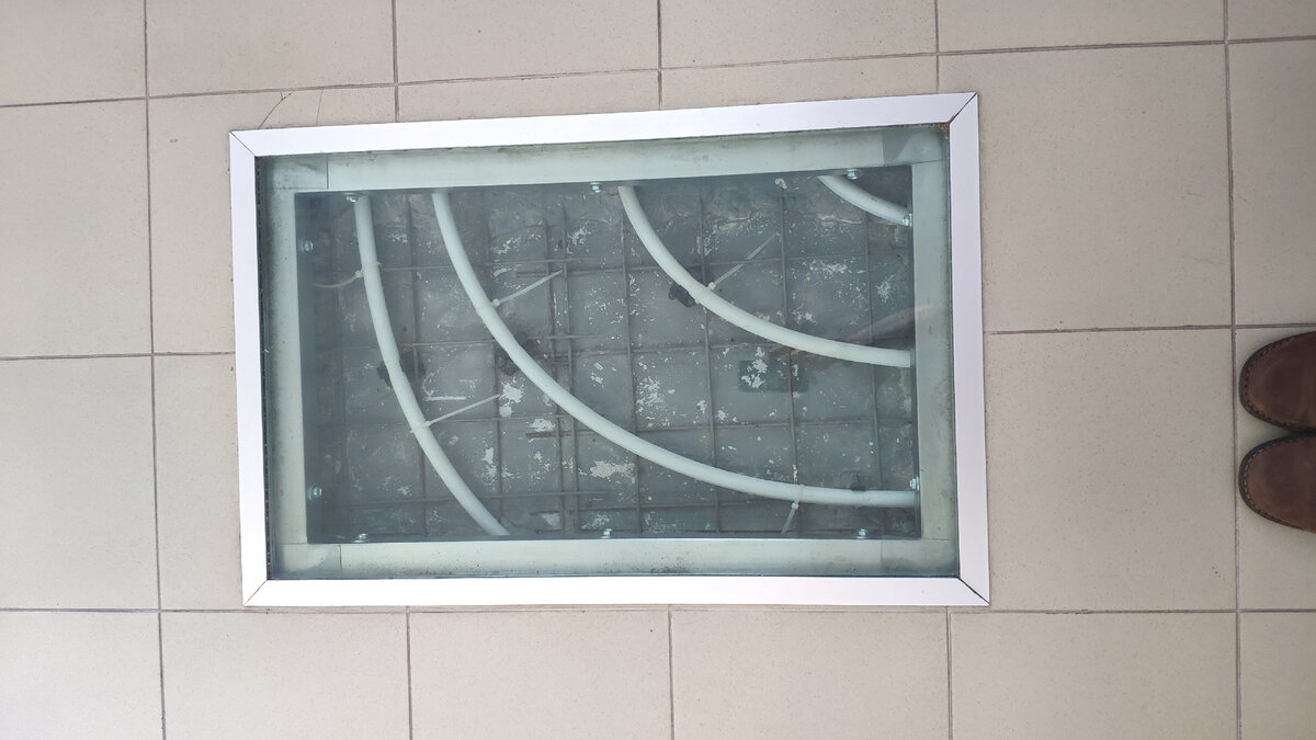 Другой демонстрационный квадратик работающего тёплого пола, частое явление на заводах и в офисах производителей систем отопления.