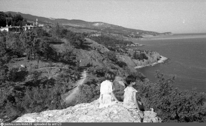 Крым. Вид на море c горного утеса, 1947‒1950. Автор: Н. Попов; источник: https://russiainphoto.ru/