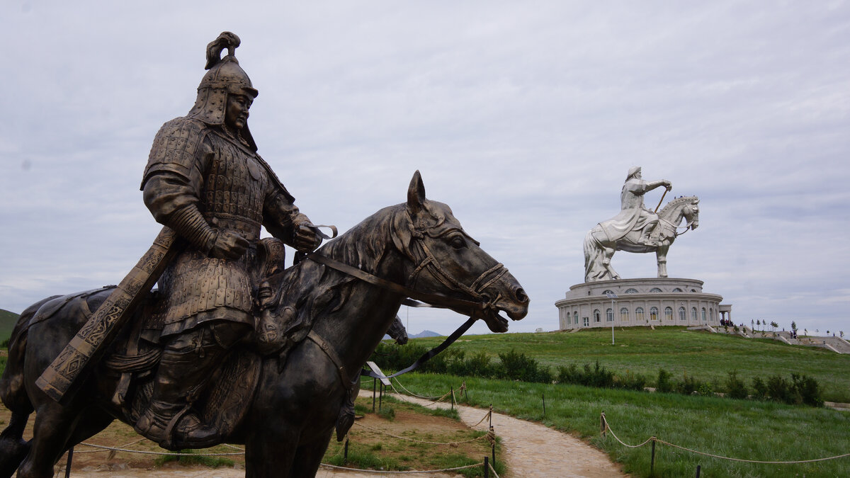 Монумент Чингисхану вблизи Улан-Батора