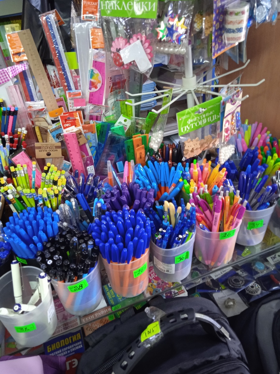 Прилавки магазина канцтоваров. Фото дочери  
Листайте галерею